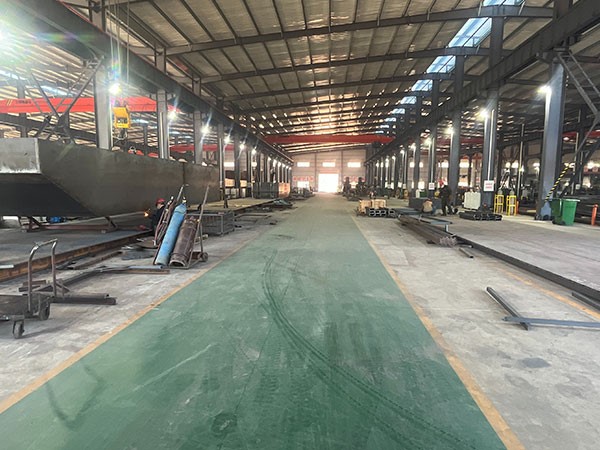 Pump ship welding workshop
